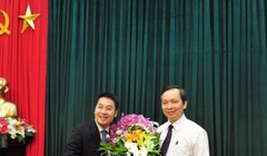 Phó Thống đốc Đào MinhTú trao quyết định bổ nhiệm cho ông Nguyễn Tuấn Anh (bên trái). (Ảnh: SBV)