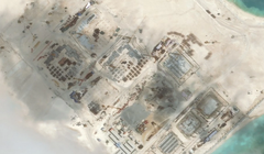 Công trình xây dựng trái phép của Trung Quốc trên bãi Đá Chữ Thập mà nước này chiếm của Việt Nam bằng vũ lực. (Nguồn: Reuters)