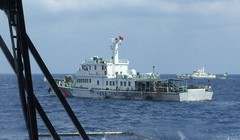 2 tàu hải cảnh Trung Quốc cản trở SAR 412 - Ảnh: Xuân Sơn