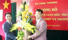 Thứ trưởng Đỗ Thắng Hải trao quyết định bổ nhiệm ông Vũ Hùng Sơn làm Giám đốc Trung tâm Thông tin Công nghiệp và Thương mại ngày 26/2. Ảnh: MOIT