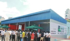 Người dân thủ đô có mặt từ sớm để theo dõi sự kiện mở cửa trưng bày tàu điện mẫu Cát Linh - Hà Đông.