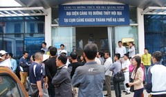 Trong sáng 1/11, hàng chục chủ tàu du lịch quây quanh văn phòng đại diện Cảng thủy nội địa tỉnh Quảng Ninh tại Bãi Cháy. Ảnh: Minh cương