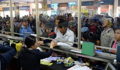 Hành khách mua vé tại bến xe miền Đông - Ảnh: TTO