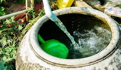 Thiếu nước, dân thủ đô hạn chế... tắm 