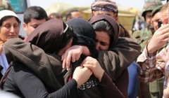 Một nhóm phụ nữ Yazidi được IS trả tự do ngày 8-8 - Ảnh: CNN 