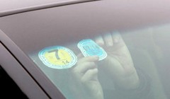 Ôtô sẽ không phải dán tem nộp phí đường bộ trên kính trước - Ảnh: T.PHÙNG