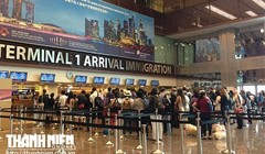 Khách xếp hàng làm thủ tục nhập cảnh tại sân bay Changi của Singapore - Ảnh: Thục Minh