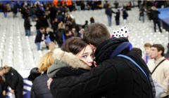 Các CĐV Pháp hát vang quốc ca để xua tan nỗi sợ hãi trên đường rời sân. Ảnh: AFP.