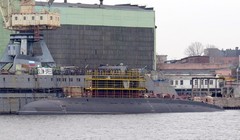 Tàu ngầm Bà Rịa - Vũng Tàu hạ thuỷ ngày 28.9.2015, đang hoàn thiện tháp tàu, trước vùng nước của Nhà máy đóng tàu Admiralty ngày 7.11.2015 - Ảnh: Balancer’a