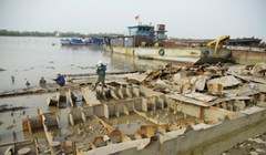 Phá dỡ tàu biển bên bờ sông Cấm ở Hải Phòng. Ảnh: Báo Hải Phòng