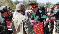 Thiếu tướng Võ Minh Lương, Phó Tư lệnh Quân khu 7 trao quà cho các chiến sĩ tham gia diễn tập