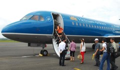 Hành khách lên máy bay Vietnam Airlines - Ảnh: Hoàng Thạch Vân