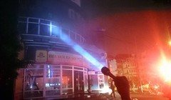 Lửa cháy rực trời, dân đang ngủ chạy thoát thân khỏi cao ốc