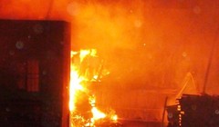 Công ty gỗ cháy dữ dội suốt nhiều giờ trong đêm