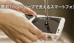 Chiếc điện thoại "Digno Rafre" đang được rửa dưới nước - Ảnh cắt từ clip