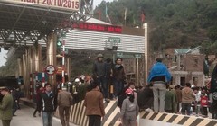 Lực lượng công an ra hiện trường can thiệp nhưng tình hình giao thông đến 10 giờ sáng nay vấn bất động