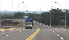 Xe tải trên 18 tấn, xe container là phương tiện phải trả phí cao nhất. Ảnh minh họa: Đ.Loan