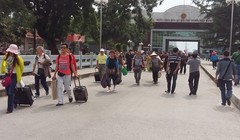 Mỗi ngày có khoảng 300-400 khách vào thăm Móng Cái trong ngày bằng giấy thông hành