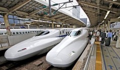 Tàu cao tốc Shinkansen của Nhật Bản - Ảnh: AP