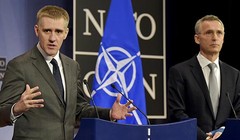 Ngoại trưởng Montenegro Igor Luksic (trái) và Tổng Thư ký NATO Jens Stoltenberg tại cuộc họp báo hôm 2-12 Ảnh: REUTERS