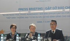 Đại diện phái đoàn EU tại Việt Nam trong buổi họp báo.