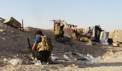 Lực lượng an ninh Iraq giao tranh với các tay súng IS ở ngoại ô Ramadi hồi tháng 6-2015 Ảnh: REUTERS