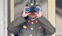 Một binh lính CHDCND Triều Tiên canh gác tại Bàn Môn Điếm - Ảnh: AFP