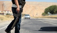 Lực lượng an ninh Thổ Nhĩ Kỳ đứng gác tại một chốt kiểm tra trên đường dẫn vào thị trấn phía Đông Nam Silvan, Thổ Nhĩ Kỳ Ảnh: REUTERS