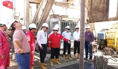 PVN vẫn phải đảm bảo khai thác hơn 14 triệu tấn dầu theo kế hoach năm 2016, cho dù giá dầu mỗi lúc một giảm sâu - Ảnh: PVN