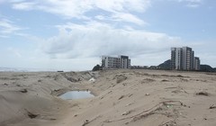 Một dự án "treo" nhiều năm trên biển Ngũ Hành Sơn - Ảnh: Lê Đình Dũng.