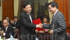 Ông Nguyễn Xuân Dương nhận quyết định bổ nhiệm giữ chức vụ Thứ trưởng Bộ Nông nghiệp và Phát triển Nông thôn. (Ảnh: PV/Vietnam+