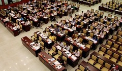 Các đại biểu HĐND TP.HCM được xếp ngồi theo từng vị trí (có sẵn bảng tên) ở 4 dãy bàn chính giữa phòng họp, trong khi dãy ngoài cùng (bên phải ảnh) là chỗ của các quận, huyện và ngoài cùng bên trái là chỗ của sở, ngành.