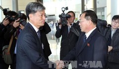 Thứ trưởng Bộ Thống nhất Hàn Quốc Hwang Boo-gi (trái) và lãnh đạo Ủy ban Thống nhất hòa bình Triều Tiên Jon Jong-Su (phải) trước cuộc hội đàm. Ảnh: AFP/TTXVN