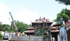 Người dân cho hay nhiều thợ mộc ở các tỉnh phía Bắc được đại gia vàng thuê vào dỡ bỏ khu biệt thự trăm tỷ. Ảnh: C. Thái