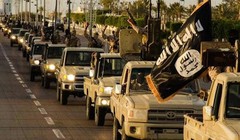 Đoàn xe IS diễu phố ở Libya. (Ảnh: @7our/Twitter)