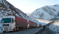 Tắc nghẽn ở biên giới Gruzia với Nga. Hàng chục xe tải, trong số đó có các xe tải hàng hóa từ Thổ Nhĩ Kỳ, bị dồn ứ trước cửa khẩu biên giới. Các nước trong dự án Xuyên Caspian hi vọng tuyến đường sắt mới sẽ giúp thông thương hàng hóa -Kommersant