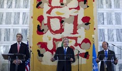 Ngoại trưởng Mỹ John Kerry (trái) và người đồng cấp Ý Paolo Gentiloni (giữa) cùng đặc phái viên Liên Hiệp Quốc Martin Kobler dự hội nghị về Libya tại Rome - Ý hôm 13-12. Ảnh: Reuters