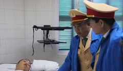 Thiếu tướng Trần Sơn Hà và lãnh đạo Phòng CSGT Hà Nội thăm hỏi thượng úy Đạt. Ảnh: N.H.