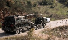 Xe tải chở pháo tự hành Thổ Nhĩ Kỳ hướng về biên giới Syria. Ảnh: AP