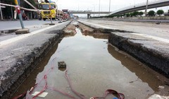 Dù tăng phí, mặt Quốc lộ 5 vẫn khá nham nhở, vật liệu ngổn ngang, nhiều đoạn lòng đường bị rào chắn phục vụ thi công. Ảnh: Hoàn Nguyễn.