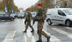 Hiến binh Pháp đang tuần tra tại thủ dô Paris sau vụ khủng bố liên hoàn hôm 13.11