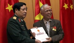 Bộ trưởng Phùng Quang Thanh tặng sách ảnh quốc phòng Việt Nam cho cựu chiến binh Trung Quốc - Ảnh: Phan Hậu