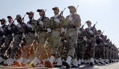 Lực lượng Vệ binh Cách mạng Iran diễu hành tại Tehran ngày 22.9.2015 - Ảnh: AFP