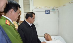 Ông Phạm Quang Nghị, Ủy viên Bộ Chính trị, Chỉ đạo Thành ủy TP Hà Nội, thăm thượng úy CSGT Nguyễn Quốc Đạt tại bệnh viện Ảnh: Nguyễn Hưởng