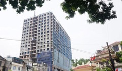 Sau 20 ngày, Chủ đầu tư mới phá dỡ được 50m2 phần sai phạm nhà 8B Lê Trực. Ảnh: Giang Huy.