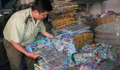 Quản lý thị trường TP.HCM đang kiểm tra, thu giữ sản phẩm nhập lậu chứa chất gây hại xuất xứ từ Trung Quốc - Ảnh: Lê Sơn