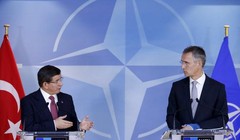 Thủ tướng Thổ Nhĩ Kỳ Ahmet Davutoglu (trái) và Tổng thư ký NATO Jens Stoltenberg trong một cuộc họp tại trụ sở của Liên minh ở Brussels - Bỉ hôm 30-11. Ảnh: Reuters