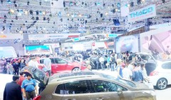 Thị trường ô tô tháng sau luôn cao hơn tháng trước đó trong suốt 11 tháng qua. Trong ảnh là nhiều người tiêu dùng TPHCM đến xem triển lãm ô tô vào tháng 10 qua tại TPHCM - Ảnh: Quốc Hùng