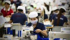 Quy định mới trong đóng bảo hiểm xã hội sẽ gây áp lực lên các doanh nghiệp sử dụng nhiều lao động. Ảnh: Bloomberg