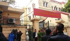 Làm thủ tục tham dự phiên toà trước cổng TAND TP Hà Nội sáng 21-12